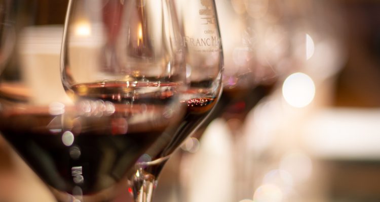 Dégustation de vin lors d'une soirée d'entreprise : un moment de découverte et de convivialité
