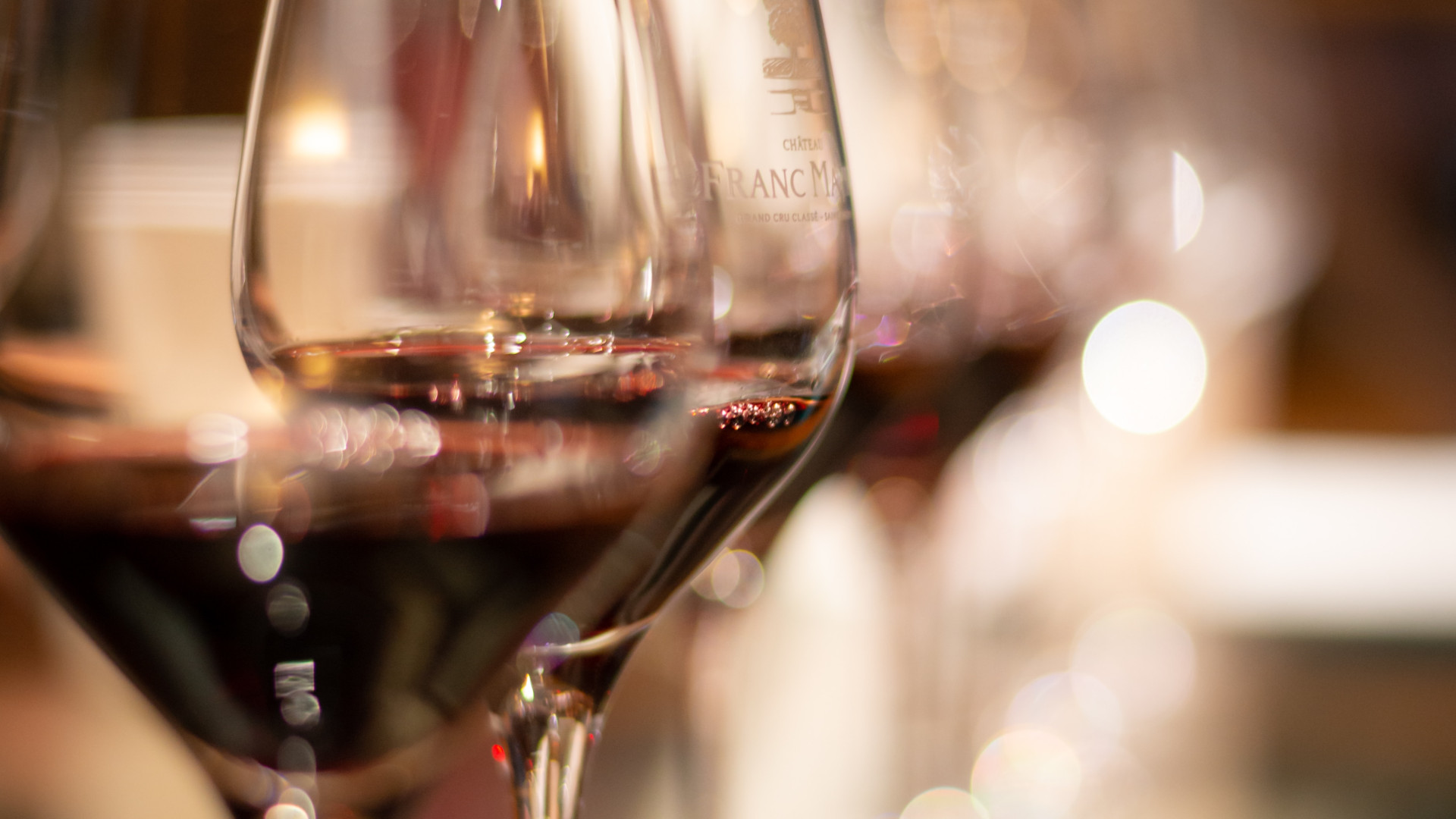 Dégustation de vin lors d'une soirée d'entreprise : un moment de découverte et de convivialité